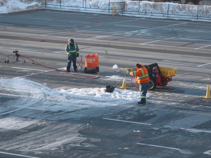 de-icing-your-parking-lot de-icing your parking lot